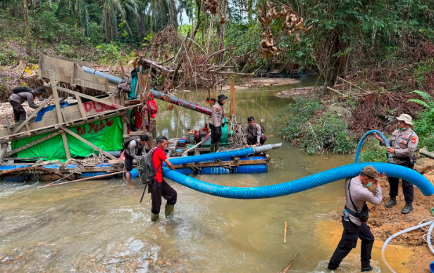Tindak Lanjut Kesepakatan Warga, Polisi Bongkar Mesin Tambang Ilegal di Sungai Boyan