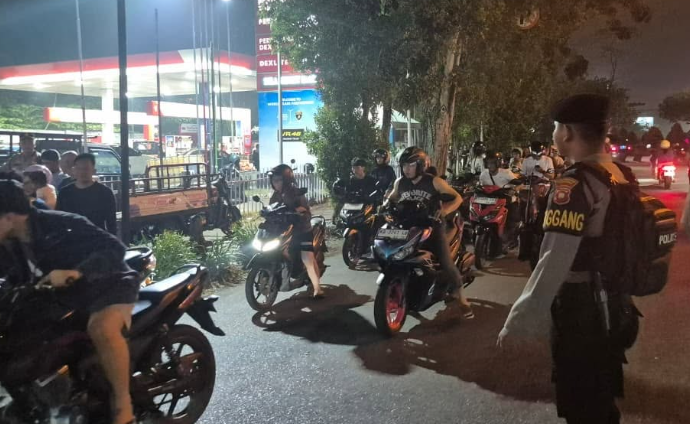 Tambahan Pasokan BBM Tiba di Pontianak, Aparat Turun Tangan Atur Antrean Kendaraan