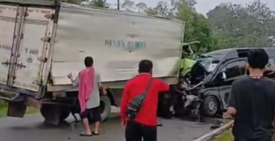 Truk Box vs Minibus Tabrakan di Tempunak, Sopir Terjepit Kabin
