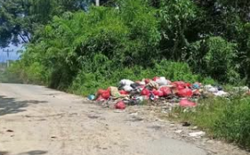Warga Keluhkan Tumpukan Sampah Liar di Tanjakan Bunut Kabupaten Landak