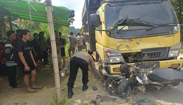 Pengendara Motor Tewas Usai Ditabrak Truk dalam Kecelakaan Maut di Belitang Hilir