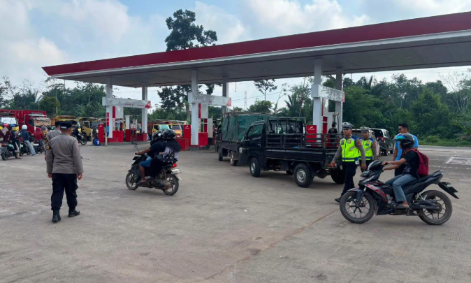 Pastikan Pasokan BBM Aman, Polres Sekadau Minta Warga Tertib Mengantre di SPBU