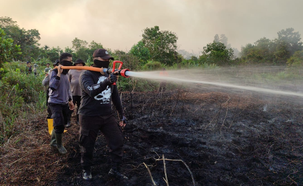 Lahan Dekat SDN 05 Limbung Terbakar, Tim Gabungan Terus Lakukan Pendinginan Karhutla