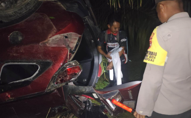 Mengantuk Saat Melipir, Terios Terbalik dan Masuk Kebun Warga di Beduai