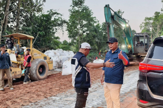 Bupati Ketapang Tinjau Proyek Jalan Tumbang Titi–Tanjung Senilai Rp17 Miliar