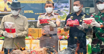 Petugas Musnahkan 1,24 Ton Komoditas Ilegal Hasil Operasi Perbatasan di PLBN Entikong