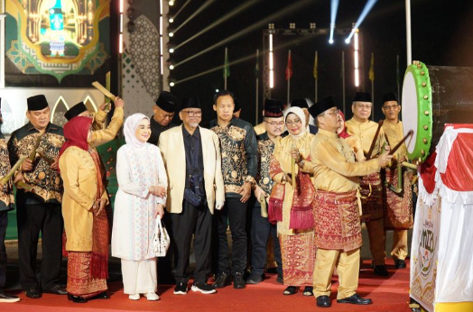 Gubernur Kalimantan Barat Ria Norsan memukul bedug sebagai tanda dibukanya Musabaqah Tilawatil Qur'an (MTQ) XXXIV Tingkat Provinsi Kalimantan Barat di Sukadana, Kabupaten Kayong Utara, Minggu (2/8/2026).