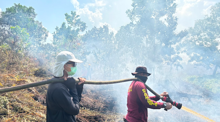 Ancam SMKN 1 Sungai Raya, Tim Gabungan Lakukan Pendinginan Lahan Gambut 9 Hektare di Kubu Raya