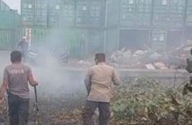 Diduga Akibat Puntung Rokok, Kawasan Pelabuhan Sukabangun Ketapang Terbakar