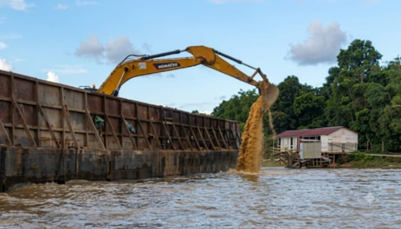 PT Kalimantan Alumina Nilusantara (PT KAN) membuang pasir ke aliran sungai untuk membuat dermaga. (Dok. Ist)