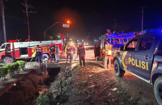Kerahkan Truk Tangki 6.000 Liter, Polisi dan Warga Atasi Kebakaran Lahan di Tayan Hilir