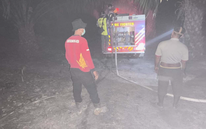 Antisipasi Bara di Musim Kemarau, Petugas Gelar Pembasahan Kebakaran Lahan Warga di Tayan Hilir