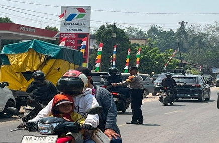 Antrean SPBU Mengular 130 Meter Memicu Kemacetan di Jalan Merdeka Timur Sekadau