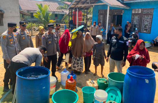 Dampak Kemarau Satu Bulan, Penyaluran Air Bersih di Ketapang Sasar Warga Tanjung Baik Budi