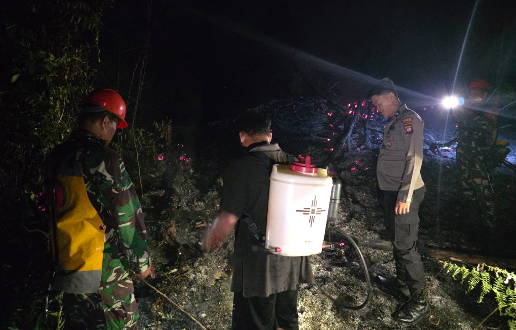 Tim Gabungan Padamkan Kebakaran Lahan di Mempawah Hulu