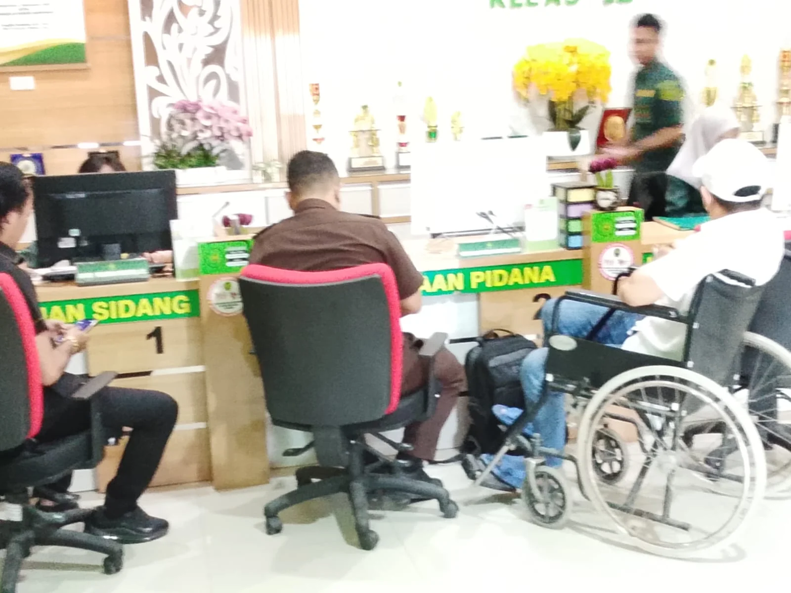 Edy chao sehabis sidang persiapan memasuki sel di rutan mempawah. (Dok. Ist)