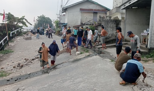 Jembatan Longkam Rusak, Warga Gotong Royong Lakukan Perbaikan