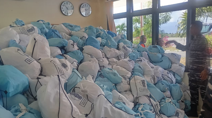 1.725 Paket Sembako Tiba di Maumere untuk Korban Bencana