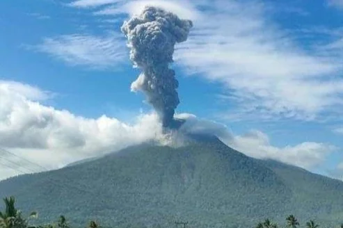 Tiga Gunung Api di Indonesia Erupsi Beruntun, Warga Diminta Waspada