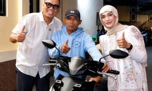 Putri Zulhas Hadiahkan Motor Baru untuk Driver Ojol yang Motornya Dirusak