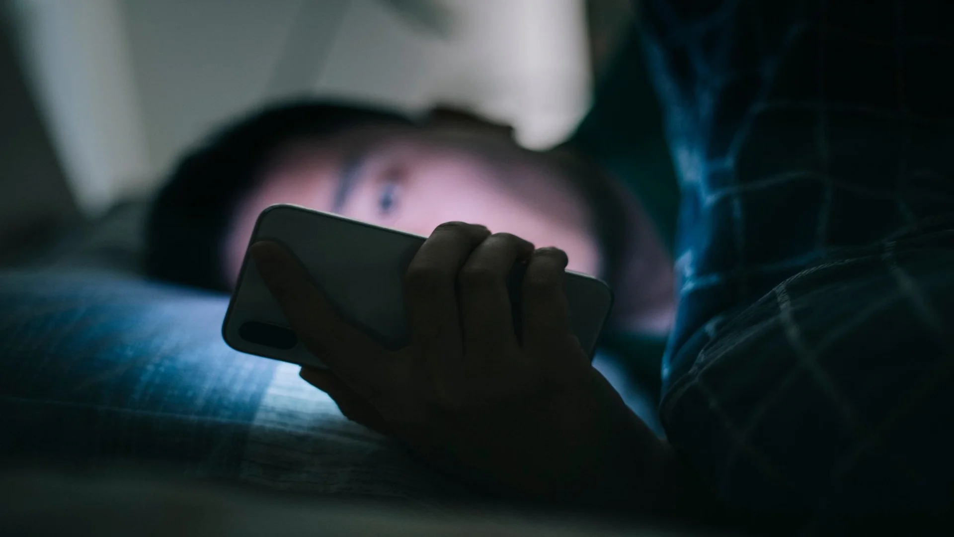 Sering Main HP Sebelum Tidur? Ini yang Bisa Terjadi pada Tubuh