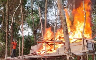 Polisi Bakar Fasilitas Tambang Emas Ilegal di Sungai Taman Tapah