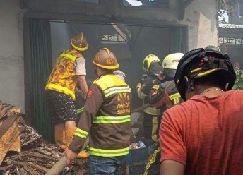 Kebakaran Hanguskan Sebuah Rumah Jalan Pahlawan Roban Singkawang