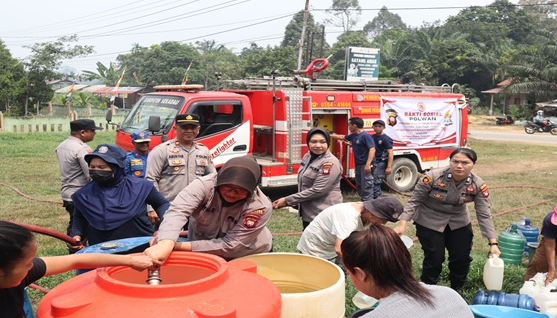 Polwan Polres Sekadau Salurkan 18 Ribu Liter Air ke Warga Terdampak Kemarau