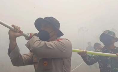 Asap Tebal Selimuti Nanga Awin, Tim Gabungan Padamkan Api