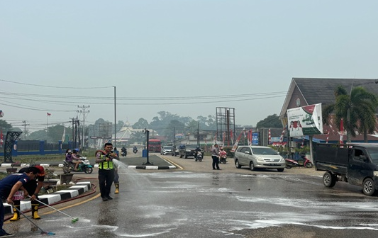 Tumpahan Solar di Kawasan Tugu PKK Sekadau Ganggu Pengendara