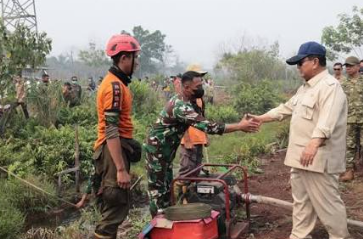 Pemerintah Tambah Helikopter dan Personel Tangani Karhutla Kalbar