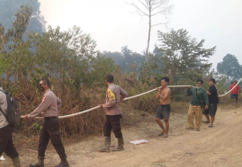 Gotong Royong Warga dan Polisi Padamkan Karhutla di Meliau