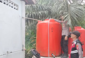 Kemarau Panjang Melanda Perbatasan Kapuas Hulu, Warga Terpaksa Pasok Air Darurat untuk Penampungan Masjid
