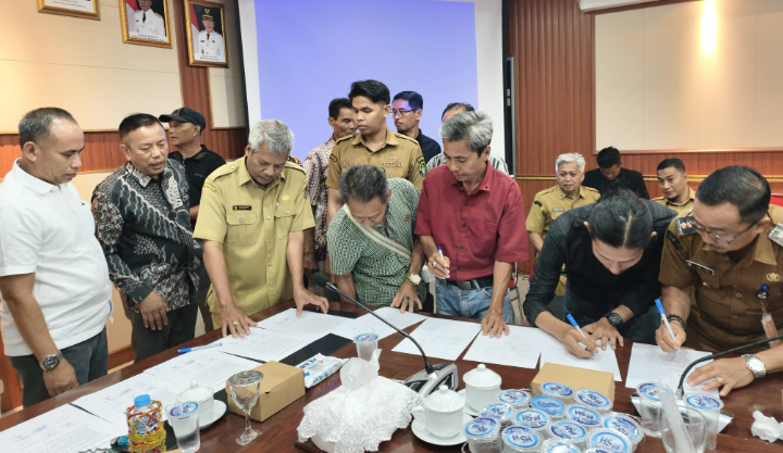 Pertemukan PT PTS dan Kelompok Tani PTT, Pemkab Ketapang Tuntaskan Sengketa Lahan Melalui Musyawarah