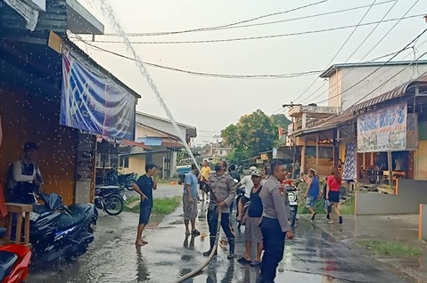 Antisipasi Kebakaran, Pasar Sungai Ayak Disemprot Air