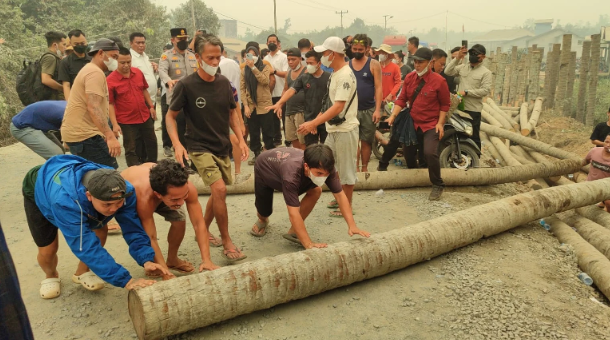 Usai Blokade Jalan Pancaroba, Warga dan Pemkab Kubu Raya Sepakat Desak BPJN Percepat Pengaspalan Jalan Trans Kalimantan