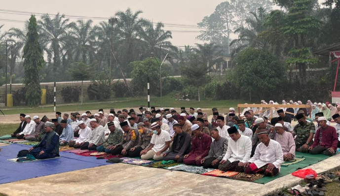 Kabut Asap Melanda Parindu Sanggau, 200 Warga Gelar Salat Istisqa Minta Hujan