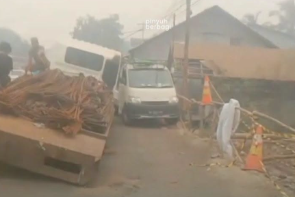 Truk Kontainer Muat Besi Amblas di Jembatan Sungai Duri Mempawah, Lalu Lintas Macet