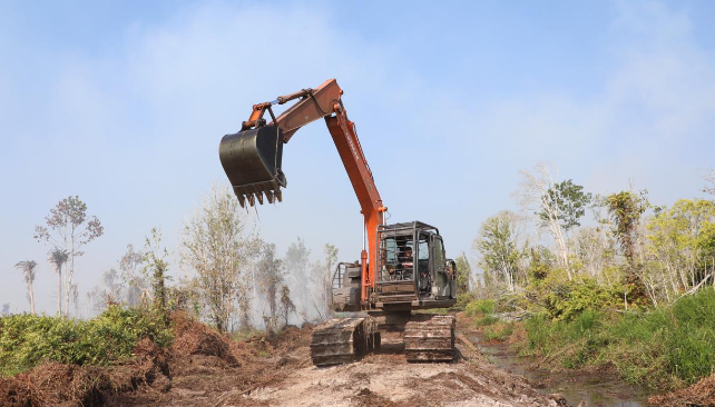 BPBD Jambi Kerahkan Ekskavator Buat Sekat Bakar dan Kanal Air di Muaro Jambi