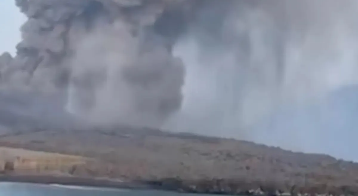 Gunung Anak Krakatau Erupsi Dini Hari Ini, Warga Diminta Waspada