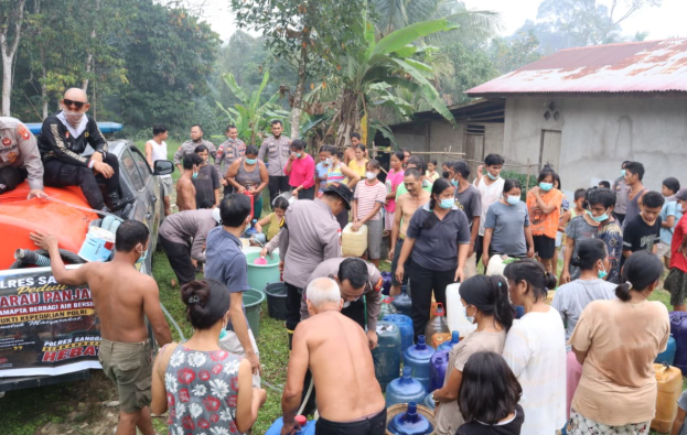 Kekeringan Parah Terjang Dusun Perigi Sanggau, Warga Desa Pana Terima 2.500 Liter Air Bersih
