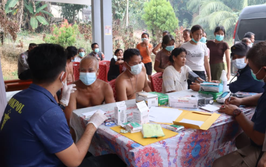 Puluhan Warga Dusun Perigi Sanggau Jalani Pengobatan Gratis dan Pembagian Masker Imbas Kabut Asap