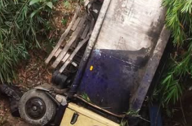 Truk Tangki CPO Terperosok di Jembatan Bokak Sekadau