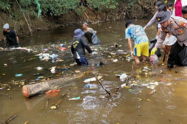 Bersihkan Aliran Sungai Pampik di Tayan Hulu, Ratusan Warga Gotong Royong