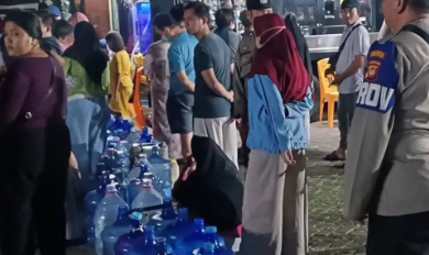 Krisis Air Bersih Tawar Terus Meluas Warga Pontianak Barat Rela Mengantre Air Bersih Gratis Hingga Malam Hari