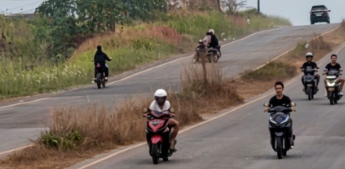 Kebarakas Balap Liar Sore Hari Di Depan Kantor Bupati Melawi Resahkan Warga Pengguna Jalan