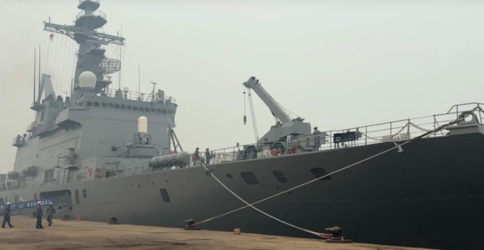 Kapal Perang Jepang JS Kunisaki Tiba Di Mempawah Bawa Tiga Helikopter Chinook Pemadam Karhutla