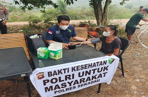 Kabut Asap Karhutla Melanda Sekadau, Layanan Kesehatan Gratis Diserbu Warga Semujuk