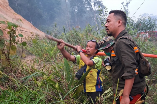 Armada Raksasa Pemadam Dikerahkan Kepung Titik Api di Bukit Seraya Tayan Hilir