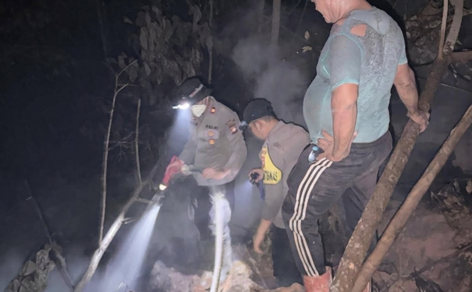 Limbah Land Clearing Terbakar di Toba Sanggau, Tim Gabungan Padamkan Lahan Satu Hektare